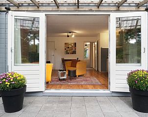 Veranda van Huisje in Zuidlaren met open deuren naar de woonkamer, Noord Drenthe, Drenthe.