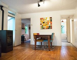 Eetkamer in Huisje in Zuidlaren met kleurrijk kunstwerk aan de muur, Noord Drenthe, Drenthe.