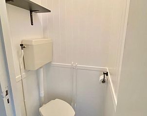 Compact toilet in Huisje in Zuidlaren, vakantiehuis in Noord Drenthe, Drenthe.