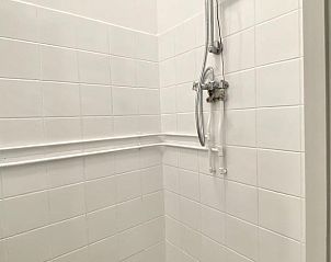 Eenvoudige douche in Huisje in Zuidlaren, vakantieaccommodatie in Noord Drenthe, Drenthe.