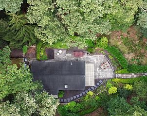 Bovenaanzicht van Huisje in Zuidlaren, omgeven door bomen en natuur, Noord Drenthe, Drenthe.