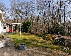 Moderne keuken in vakantiehuis DG1464, Zuidlaren, Drenthe, compleet met eethoek.