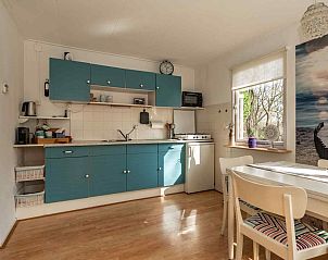 Ruime tuin bij vakantiehuis DG1464 in Zuidlaren, Drenthe, omgeven door bomen.