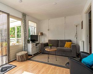 Overdekte veranda bij vakantiehuis DG1464 in Zuidlaren, Drenthe, met comfortabele zitjes.