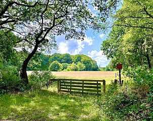 Stijlvolle badkamer in vakantiehuis DG1464, Zuidlaren, Drenthe, met moderne voorzieningen.