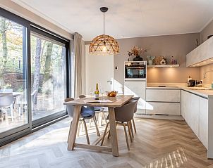 Moderne Kche des Ferienhauses in Norg, Drenthe mit Blick auf die grne Umgebung.