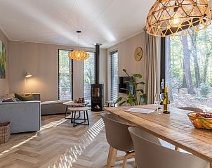 Gemtliches Wohnzimmer des Ferienhauses in Norg, Nord-Drenthe mit Blick auf den Wald.