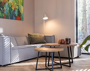 Gemtliche Sitzecke im Ferienhaus in Norg, Drenthe mit farbenfrohen Kunstwerken.