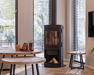 Holzofen im Ferienhaus in Norg, Nord-Drenthe fr ein warmes Ambiente.