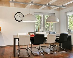 Eetkamer van Vakantiehuisje in Norg, Drenthe met moderne inrichting en uitzicht op de natuur.