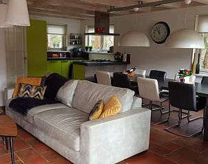 Gezellige woonkamer van Vakantiehuisje in Norg, Noord Drenthe met comfortabele zithoek.