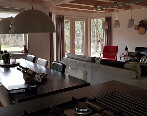 Vakantiehuisje in Norg, Drenthe met open woonkamer en uitzicht op de tuin.