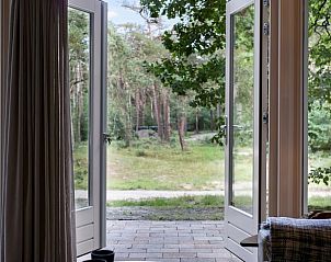 Vakantiehuisje in Norg, Noord Drenthe met openslaande deuren naar het bos.