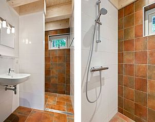Stijlvolle badkamer in Vakantiehuisje in Norg, Drenthe met moderne douche.