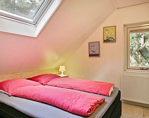 Zolderkamer in Vakantiehuisje in Norg, Noord Drenthe met dakraam en tweepersoonsbed.