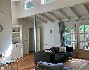 Lichte woonkamer in Vakantiehuisje in Norg, Noord Drenthe, met moderne meubels.