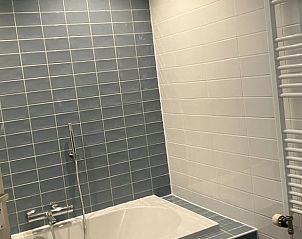 Stijlvolle badkamer met bad in Vakantiehuisje in Norg, Noord Drenthe.