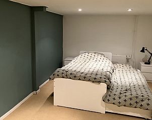 Knusse slaapkamer in Vakantiehuisje in Norg, Noord Drenthe, met sfeervolle verlichting.