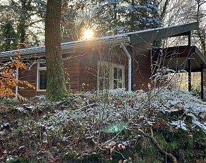 Winterse charme van Vakantiehuisje in Norg, Noord Drenthe, omringd door besneeuwde natuur.