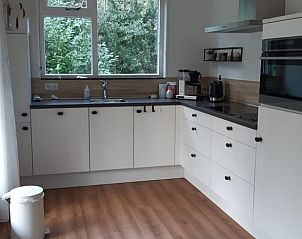 Moderne Kche im Ferienhaus in Norg, Nord-Drenthe, mit Blick auf die grne Natur, ideal fr einen erholsamen Aufenthalt in Drenthe.