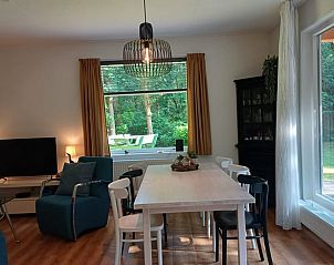 Gemtlicher Innenbereich des Ferienhauses in Norg, Nord-Drenthe. Genieen Sie ein helles Esszimmer mit Blick auf die umliegende Landschaft.