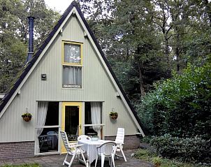 Charmant vakantiehuis in Norg, Noord Drenthe, omringd door natuur. Geniet van de rust op het terras van deze gezellige vakantiewoning.
