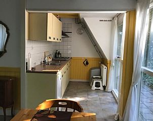 Gezellige keuken in Vakantiehuis in Norg, Noord Drenthe, met veel natuurlijk licht en uitzicht op de tuin. Perfect voor een ontspannen verblijf.