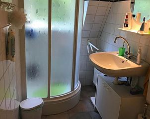Moderne badkamer in Vakantiehuis in Norg, Noord Drenthe, met douche en wastafel, ideaal voor een comfortabel verblijf in Drenthe.