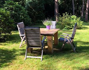 Gemtliche Sitzecke im Garten des Ferienhauses in Norg, ideal fr Entspannung in Nord-Drenthe, Drenthe.