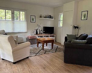 Gemtliches Wohnzimmer im Cottage in Norg, ideal fr Familientreffen in Nord-Drenthe, Drenthe.