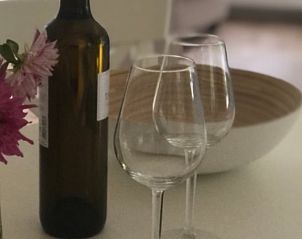 Stilvolle Details und Wein in der Kche des Ferienhauses in Norg, Nord-Drenthe, Drenthe.