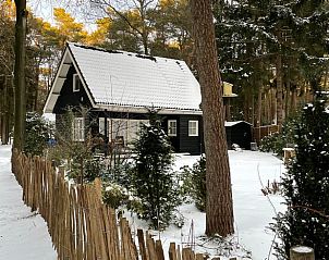 Winterlich verschneite Htte in Norg, einem magischen Ort in Nord-Drenthe, Drenthe.