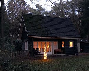 Ferienhaus in Norg abends beleuchtet, ein gemtliches Ferienhaus in Nord-Drenthe, Drenthe.