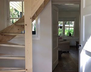 Holztreppe im Ferienhaus in Norg, fhrt zum oberen Stockwerk in Nord-Drenthe, Drenthe.