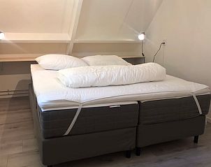 Gerumiges Schlafzimmer mit Doppelbett in Cottage in Norg, Nord-Drenthe, Drenthe.