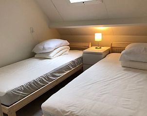 Gemtliches Schlafzimmer mit zwei Einzelbetten in Cottage in Norg, Nord-Drenthe, Drenthe.