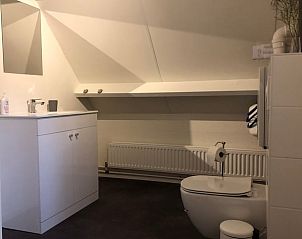 Stilvolles Badezimmer mit modernen Annehmlichkeiten im Ferienhaus in Norg, Nord-Drenthe, Drenthe.