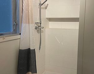 Glatte Dusche im Badezimmer des Ferienhauses in Norg, Nord-Drenthe, Drenthe.