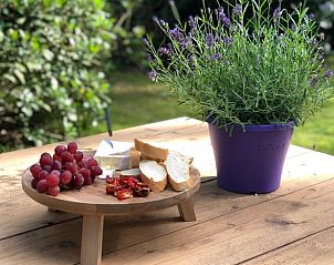 Leckeres Essen im Freien im Huisje in Norg, genieen Sie die Natur in Nord-Drenthe, Drenthe.