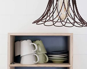 Moderne Kche mit Geschirr im Ferienhaus in Norg, Nord-Drenthe, ideal fr Kochbegeisterte.