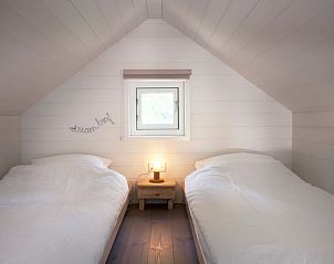 Gemtliches Schlafzimmer mit zwei Betten im Ferienhaus in Norg, Nord-Drenthe, fr eine gute Nachtruhe.