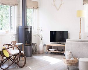 Gemtliche Sitzecke mit Kamin im Ferienhaus in Norg, Nord-Drenthe, zum Entspannen.