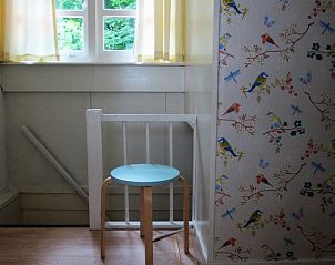 Trap met kleurrijk behang in Vakantiehuisje in Midlaren, Noord Drenthe, met veel natuurlijk licht.