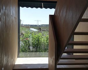 Geniet van het serene uitzicht op de natuur vanuit het vakantiehuisje in Midlaren, Noord Drenthe, met moderne binnenruimte.