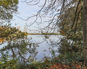 Vakantiehuisje in Midlaren biedt serene uitzichten over het water en de natuur in Noord Drenthe, perfect voor ontspanning.