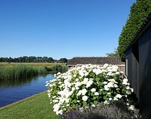 Stijlvolle woonkamer in Vakantiehuisje in Midlaren, Noord Drenthe. Geniet van modern comfort en rustieke charme in deze vakantiewoning.