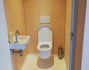 Gezellige slaapkamer in Vakantiehuisje in Midlaren, Noord Drenthe, met comfortabel bed en natuurlijk lichtinval voor een ontspannen verblijf.