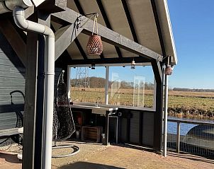 Overdekt terras met uitzicht bij Huisje in Midlaren vakantiehuis in Noord Drenthe, Drenthe.
