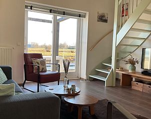 Gezellige woonkamer in Huisje in Midlaren vakantiehuis in Noord Drenthe, Drenthe.