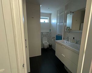 Moderne badkamer in Huisje in Midlaren vakantiehuis in Noord Drenthe, Drenthe.